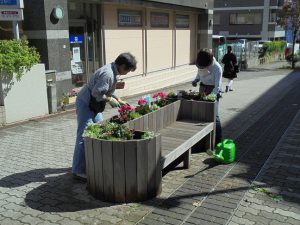 ベンチ花壇の植え替え作業