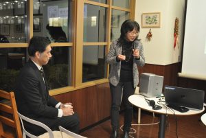 室田教授の司会で始まりました。畑澤区長も出席。